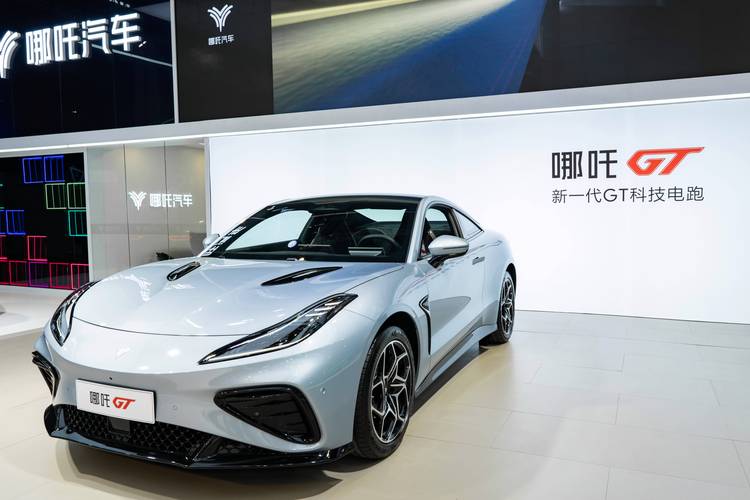 东莞328哪吒汽车在智能汽车领域的表现，领途汽车在新能源汽车市场中的影响力